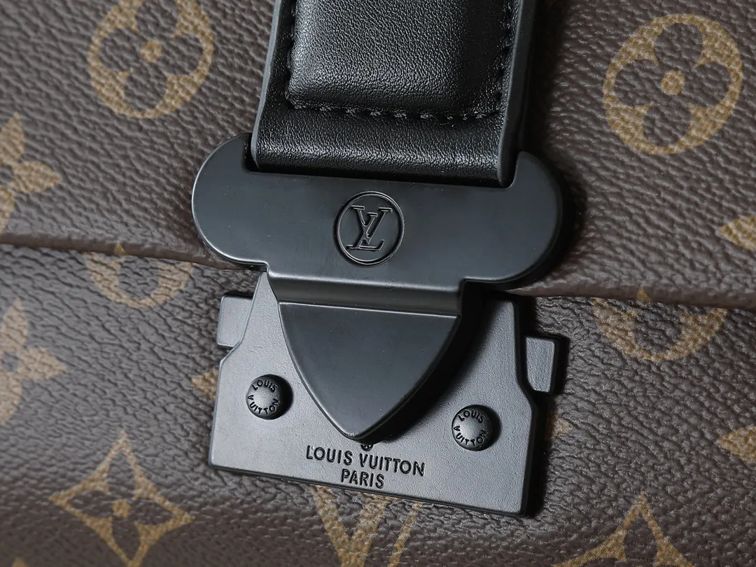 💰260💰Upgraded from the original M46794 M23741. This S-Cape messenger bag is made of Monogram black Taurillon leather. The novel opening and closing design traces back to the S-lock created by Georges Vuitton in 1886. The wide, adjustable jacquard strap woven with the Louis Vuitton logo allows for shoulder or cross-body wear. Dimensions: 28 x 16 x 10 cm (length x height x width)