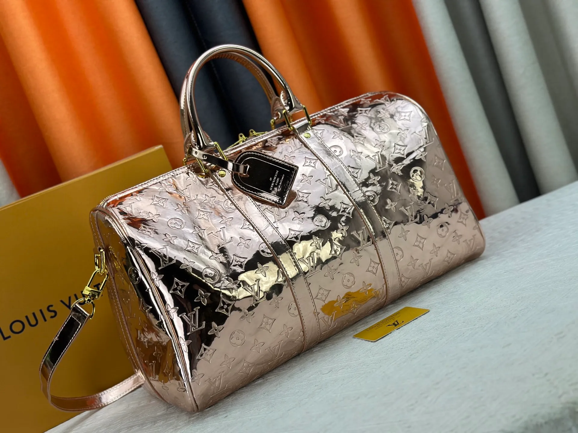 P360 M26463 M41418 Rose Gold This Speedy Bandoulière 45 handbag is from the LV Ski series. It is made of embossed coated canvas decorated with smooth leather trim and bright metal parts, and then uses the new Monogram Miroir effect to declare the retro-futuristic concept. The detachable and adjustable leather shoulder strap allows for a variety of carrying options, and the compact design can accommodate daily needs such as a long wallet. Dimensions: 45x27x20