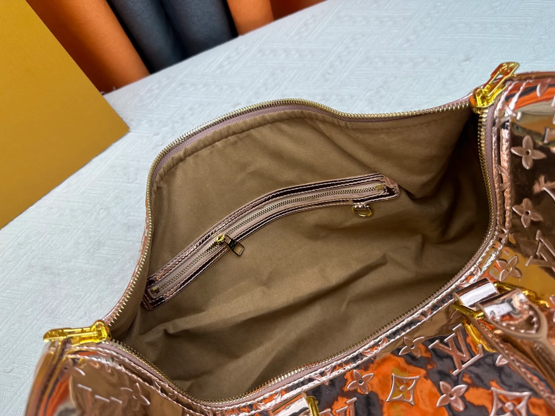 P360 M26463 M41418 Rose Gold This Speedy Bandoulière 45 handbag is from the LV Ski series. It is made of embossed coated canvas decorated with smooth leather trim and bright metal parts, and then uses the new Monogram Miroir effect to declare the retro-futuristic concept. The detachable and adjustable leather shoulder strap allows for a variety of carrying options, and the compact design can accommodate daily needs such as a long wallet. Dimensions: 45x27x20