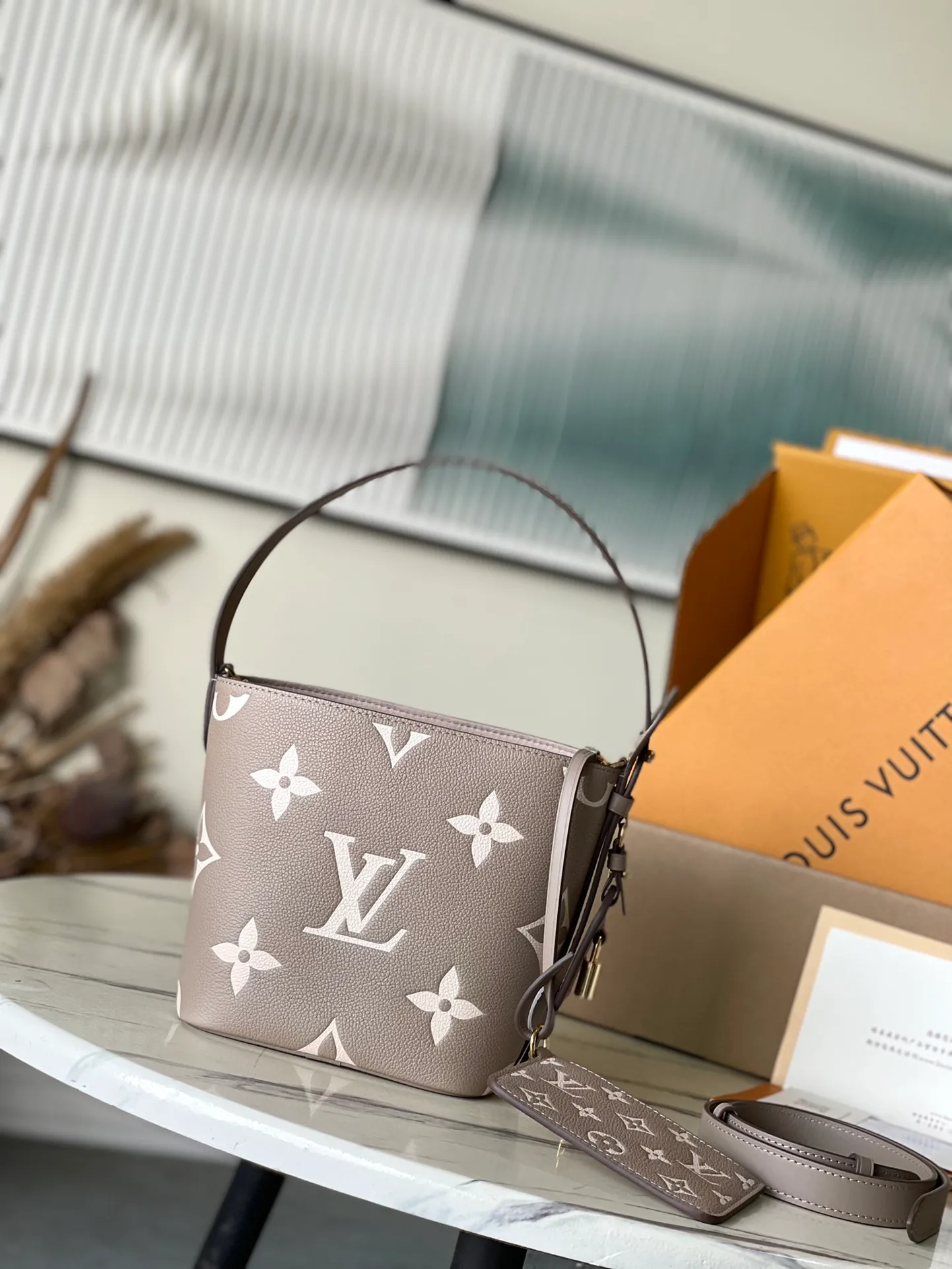 💰980 (top-grain leather) Top-quality original item M13045 Elephant Gray This AlInBB handbag integrates modern design concepts into elegant silhouette and ample space. Monogram Empreinte leather craftsmanship creates a simple bucket bag structure, the iconic nameplate and metal padlock highlight the exquisite details, and the adjustable handle pays homage to the brand's trunk-making heritage. Dimensions: 16 × 18 × 12 cm