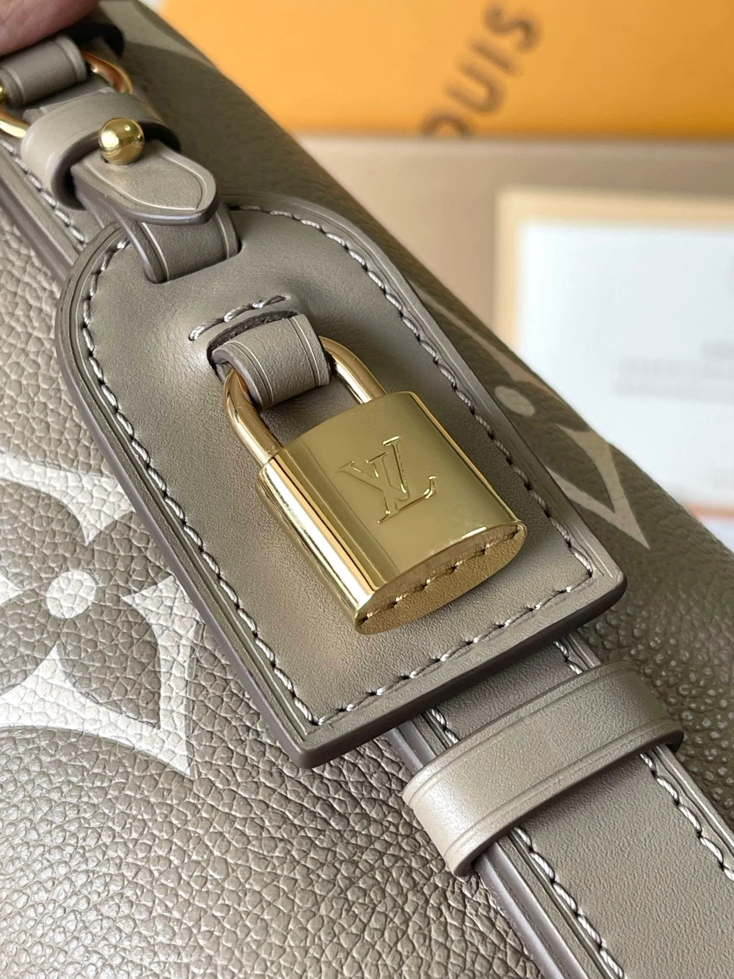💰980 (top-grain leather) Top-quality original item M13045 Elephant Gray This AlInBB handbag integrates modern design concepts into elegant silhouette and ample space. Monogram Empreinte leather craftsmanship creates a simple bucket bag structure, the iconic nameplate and metal padlock highlight the exquisite details, and the adjustable handle pays homage to the brand's trunk-making heritage. Dimensions: 16 × 18 × 12 cm