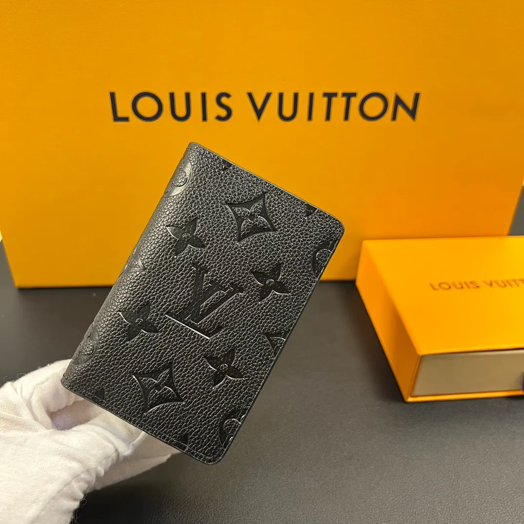 💰100 💎Upgraded original version🇫🇷 Exclusive real shot# Diamond pattern embossed black small card holder Louis vuitton's pocket leather wallet has seven compartments, which can hold credit cards, bus cards, business cards, and even city maps. Damier canvas, leather edge - two credit card compartments - four inner compartments - one outer compartment. ❤️Model: M63144 diamond pattern embossed Size: 7X11.