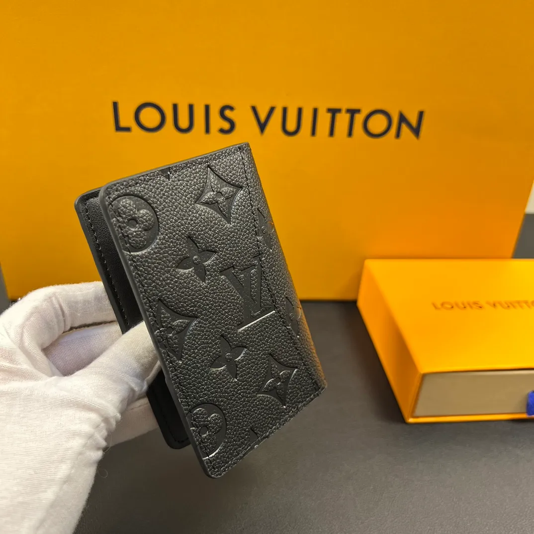 💰100 💎Upgraded original version🇫🇷 Exclusive real shot# Diamond pattern embossed black small card holder Louis vuitton's pocket leather wallet has seven compartments, which can hold credit cards, bus cards, business cards, and even city maps. Damier canvas, leather edge - two credit card compartments - four inner compartments - one outer compartment. ❤️Model: M63144 diamond pattern embossed Size: 7X11.
