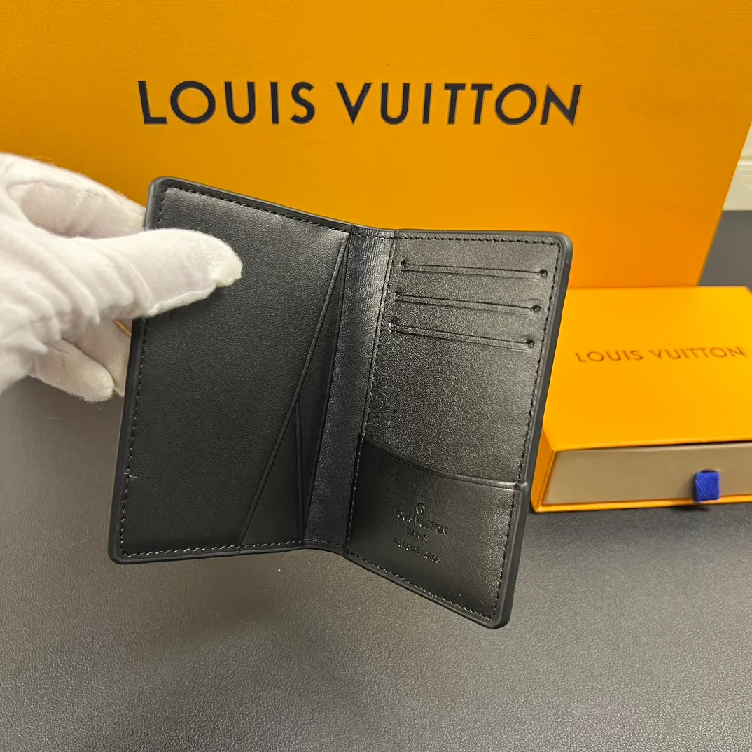 💰100 💎Upgraded original version🇫🇷 Exclusive real shot# Diamond pattern embossed black small card holder Louis vuitton's pocket leather wallet has seven compartments, which can hold credit cards, bus cards, business cards, and even city maps. Damier canvas, leather edge - two credit card compartments - four inner compartments - one outer compartment. ❤️Model: M63144 diamond pattern embossed Size: 7X11.
