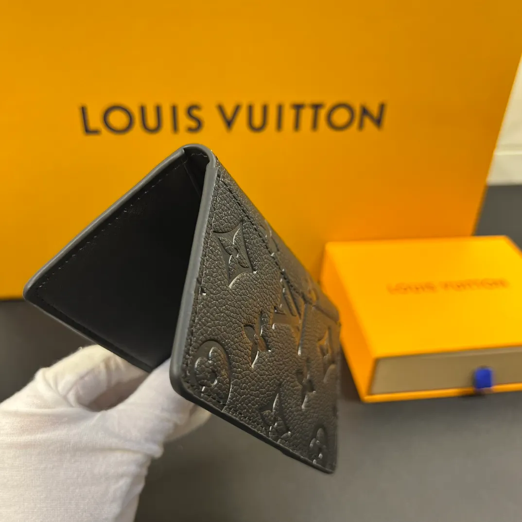 💰100 💎Upgraded original version🇫🇷 Exclusive real shot# Diamond pattern embossed black small card holder Louis vuitton's pocket leather wallet has seven compartments, which can hold credit cards, bus cards, business cards, and even city maps. Damier canvas, leather edge - two credit card compartments - four inner compartments - one outer compartment. ❤️Model: M63144 diamond pattern embossed Size: 7X11.