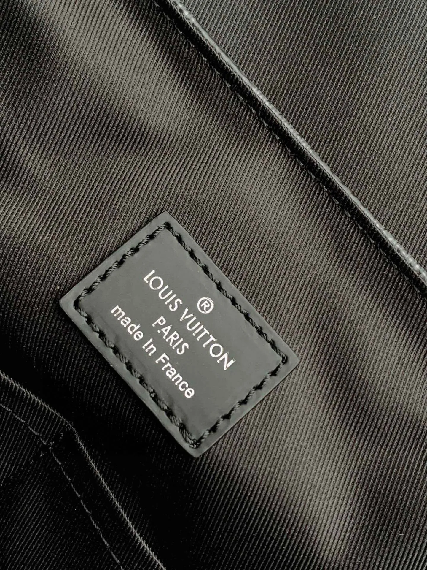 💰800 Top original order N41029 🌱Heiger counter new men's crossbody bag, first-class quality, perfect pk counter DistrictC medium handbag's large capacity and multi-pocket design allow it to hold A4 size documents, iPad and other items, making it an ideal choice for urban men. Gorgeous Damier Ebène canvas completes it all-steel laser hardware. Size: 33*29*8cm