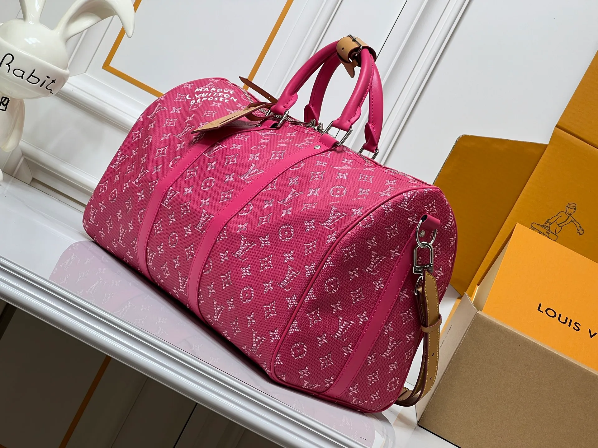 Batch 400💰M26868 Plum Red 45cm M26864 Blue 50cm M26865 Orange 50cm M26866 Green 50cm This Keepall Bandouliere50 travel bag is made of Monogram Heritage canvas dip-dyed in colorful colors, with cow leather trim, leather shoulder straps, removable leather nameplate and cotton lining. The Marque L.Vuitton Deposee logo pays tribute to Louis Vuitton’s long heritage. 29x23x50 cm (HxWxL) MonogramHeritage coated canvas Cow leather trim Fabric lining Metal hardware Carry-on baggage dimensions Double zipper closure Padlock Removable designer zipper Interior pocket Handles: Double handle