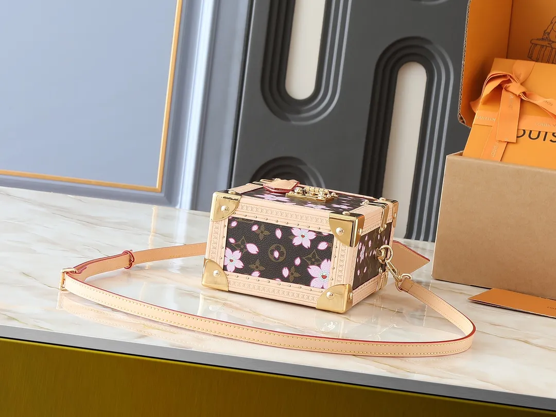 💰620💰Top original version🔥Dynamic chip Double-sided color-changing leather🔥M14173 M10079 M11131 This Camera Box handbag happily joins the Louis Vuitton The Cherry Blossom pattern reflects the bright brushstrokes of the Japanese artist, and cowhide leather trim and dazzling hardware complete the look. Dimensions: 17.5 x 21.5 x 10.5 cm (length x height x width)