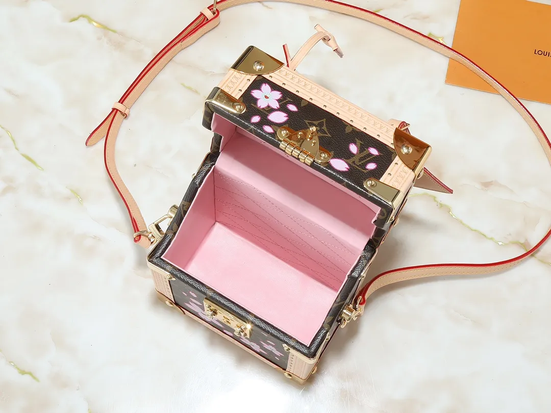💰620💰Top original version🔥Dynamic chip Double-sided color-changing leather🔥M14173 M10079 M11131 This Camera Box handbag happily joins the Louis Vuitton The Cherry Blossom pattern reflects the bright brushstrokes of the Japanese artist, and cowhide leather trim and dazzling hardware complete the look. Dimensions: 17.5 x 21.5 x 10.5 cm (length x height x width)