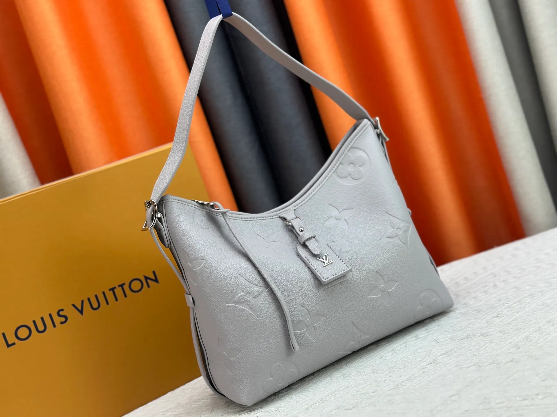 160 Upgraded original M24141 M46288 M46293 M46277 M46298 M46203 CarryAll small handbag is made of Mono gram Empreinte embossed leather, with a generous structure and a neat inner layer, and a large inner bag adds functional elements. Comes with a Monogram embossed zipper clutch secured by a leather strap. A personal companion for urban life. Dimensions 29 x 24 x 12 cm (length x height x width)