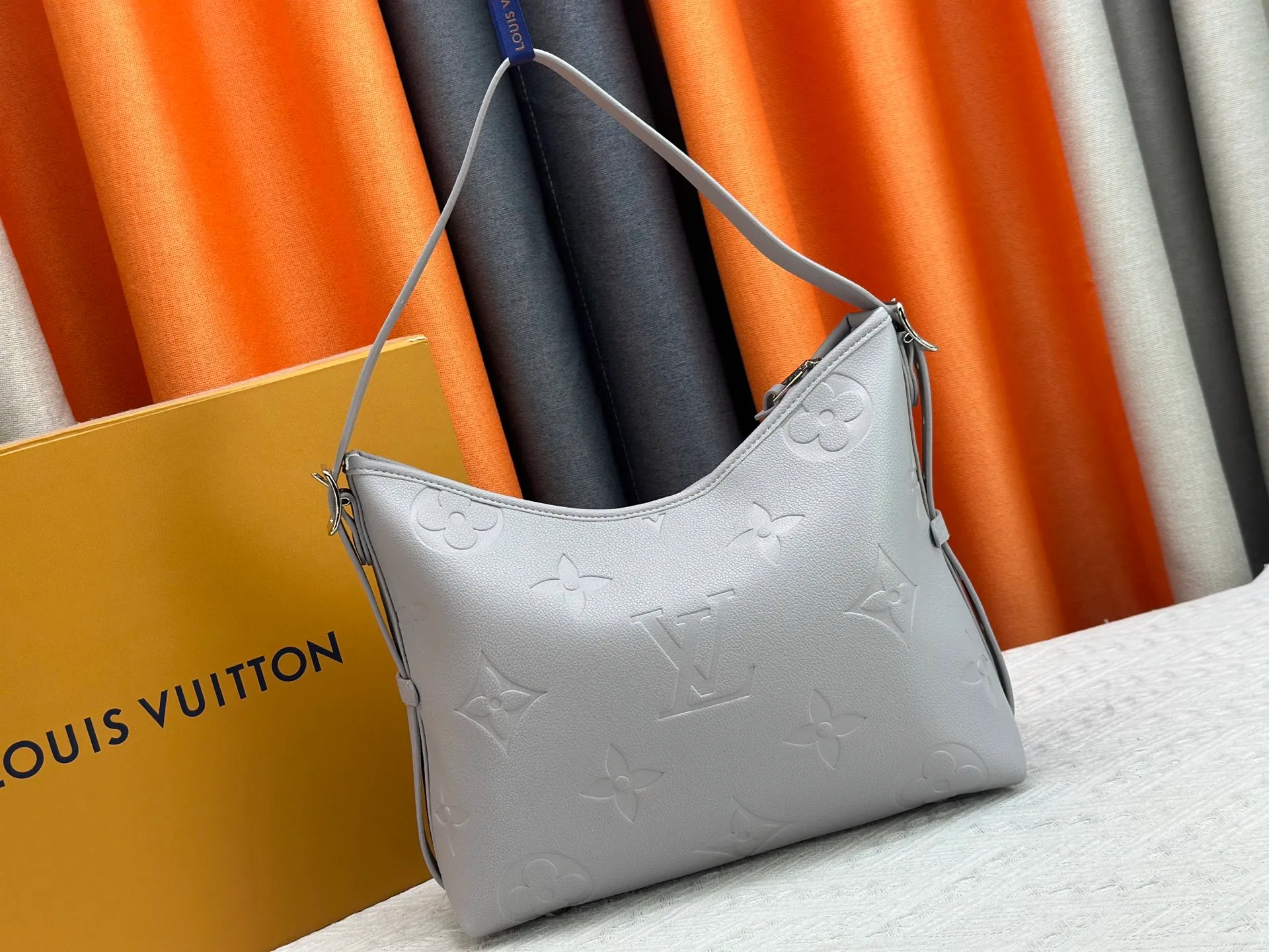 160 Upgraded original M24141 M46288 M46293 M46277 M46298 M46203 CarryAll small handbag is made of Mono gram Empreinte embossed leather, with a generous structure and a neat inner layer, and a large inner bag adds functional elements. Comes with a Monogram embossed zipper clutch secured by a leather strap. A personal companion for urban life. Dimensions 29 x 24 x 12 cm (length x height x width)