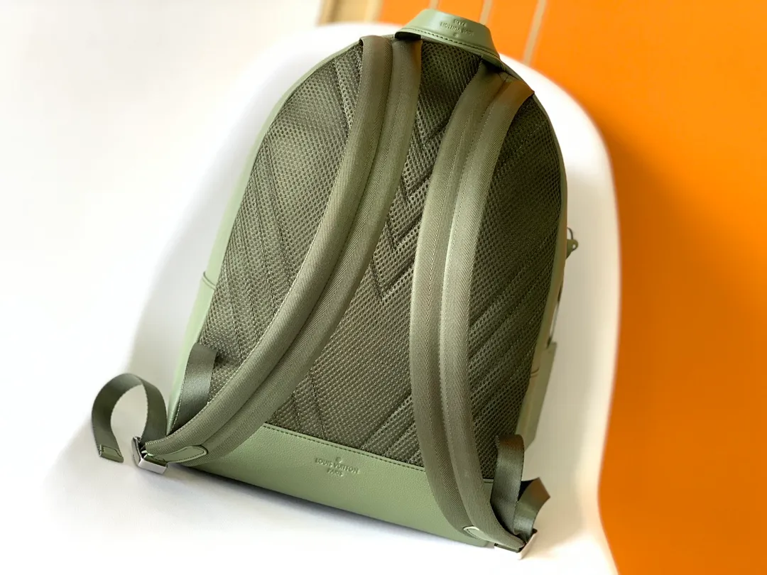 💰1100 (top layer leather) top original single M57079 black M59325 gray M21362 dark green new Aerogram backpack is an innovative and trendy choice with elegant temperament. The fine calfskin is as soft as old aviation letterhead and is embellished with a matte metal logo. The main compartment and flap front pocket provide plenty of space for weekend trips or wandering around the city. Dimensions: 43 x 30 x 14 cm168650