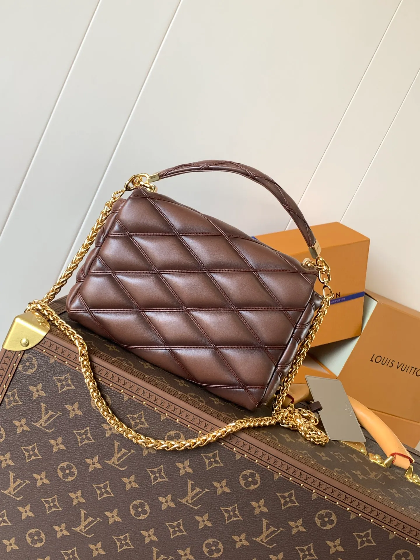 💰1280 (top layer leather) top original order, code changing chip M23045 dark gray M22891 beige M23601 brown M22891 black M12338 vanilla M24465 pink gradient M23682 dark blue M12434 blue gradient M22891 blue and white checkered M22891 red and white checkered M25107 silver M22891 patent leather M22892 black pink gradient M24186 light blue gradient M24465 nude pink gradient M12567 burgundy M11374 black hardware M12332 light coffee color M22890 white leather with black stripes Top original custom leather ~ colors are being updated continuously! This medium GO-14 bag is crafted from rich sheepskin leather with a quilted pattern that pays homage to the brand's traditional luggage designs. The Twist lock makes a striking statement, and the top handle can be carried by hand alone, or it can be transformed into a leather shoulder pad on the sliding chain strap for comfortable shoulder or cross-body wear. Dimensions: 23 x 16 x 10cm