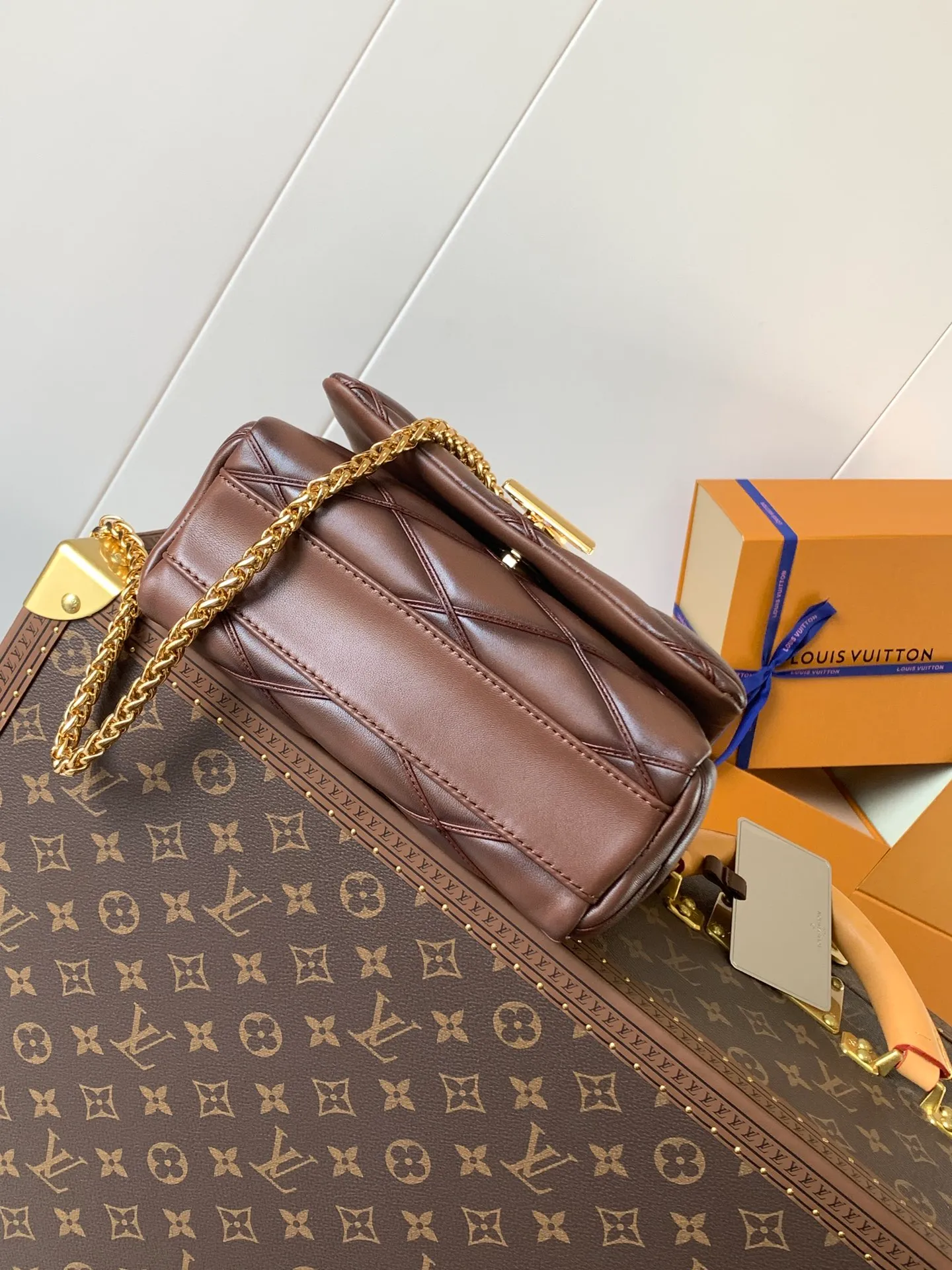 💰1280 (top layer leather) top original order, code changing chip M23045 dark gray M22891 beige M23601 brown M22891 black M12338 vanilla M24465 pink gradient M23682 dark blue M12434 blue gradient M22891 blue and white checkered M22891 red and white checkered M25107 silver M22891 patent leather M22892 black pink gradient M24186 light blue gradient M24465 nude pink gradient M12567 burgundy M11374 black hardware M12332 light coffee color M22890 white leather with black stripes Top original custom leather ~ colors are being updated continuously! This medium GO-14 bag is crafted from rich sheepskin leather with a quilted pattern that pays homage to the brand's traditional luggage designs. The Twist lock makes a striking statement, and the top handle can be carried by hand alone, or it can be transformed into a leather shoulder pad on the sliding chain strap for comfortable shoulder or cross-body wear. Dimensions: 23 x 16 x 10cm