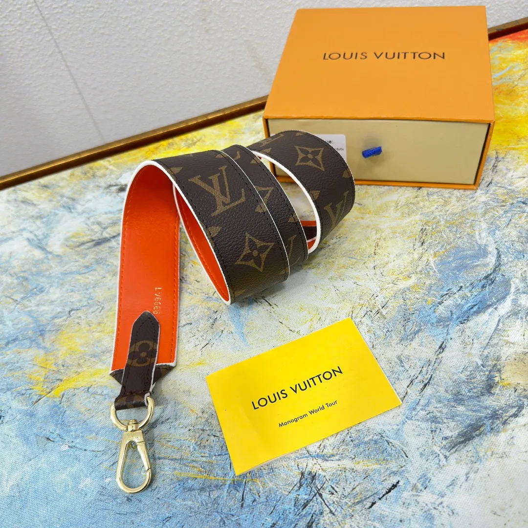 💰96 💎Top original super versatile MONOGRAM shoulder strap J02330 is made of Monogram canvas fabric and lined with stunning Rose Poudre Nappa leather. This shoulder strap is the best choice for creating a personal Louis Vuitton bag. Novel and versatile: super practical spring buckle design, easy to connect and remove. 90.0 x 4.0 x 0.2 cm (Length x Height x Width) - Monogram coated canvas - Nappa leather lining - Gold-tone hardware - 2 spring buckles - 2 Moroccan leather loops