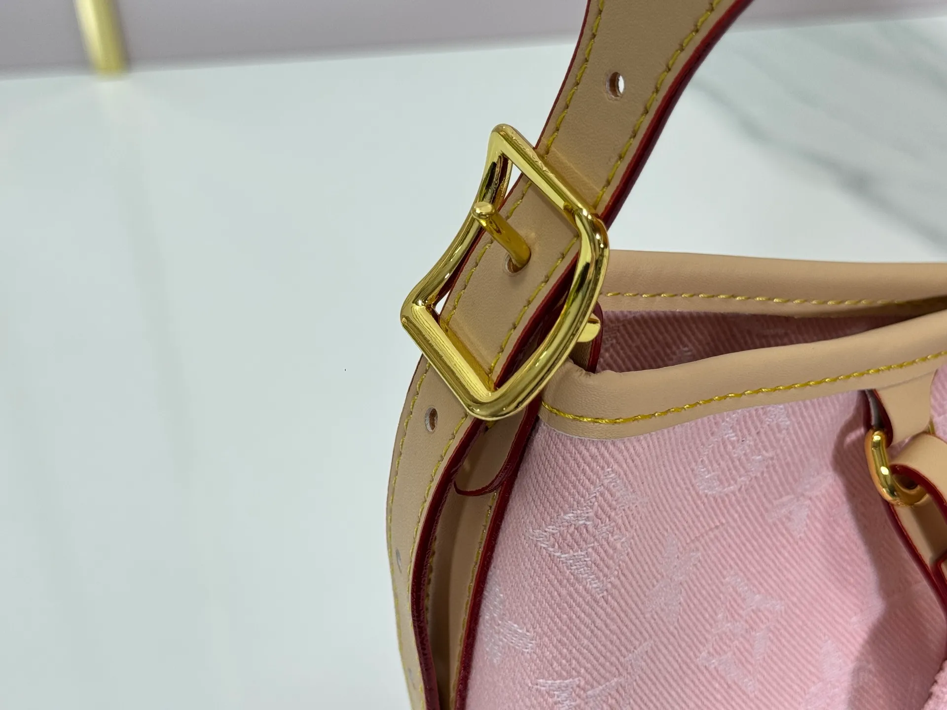 P280 Upgraded original M11462 M46203 Pink Small New (denim denim) CarryAll small handbag is made of Monogram canvas and leather trim, making it a personal companion for urban life. The generous construction has a neat interior and a large interior pocket adds a functional element. Monogram canvas zippered clutch secured with leather strap. Dimensions: 29 x 24 x 12 cm