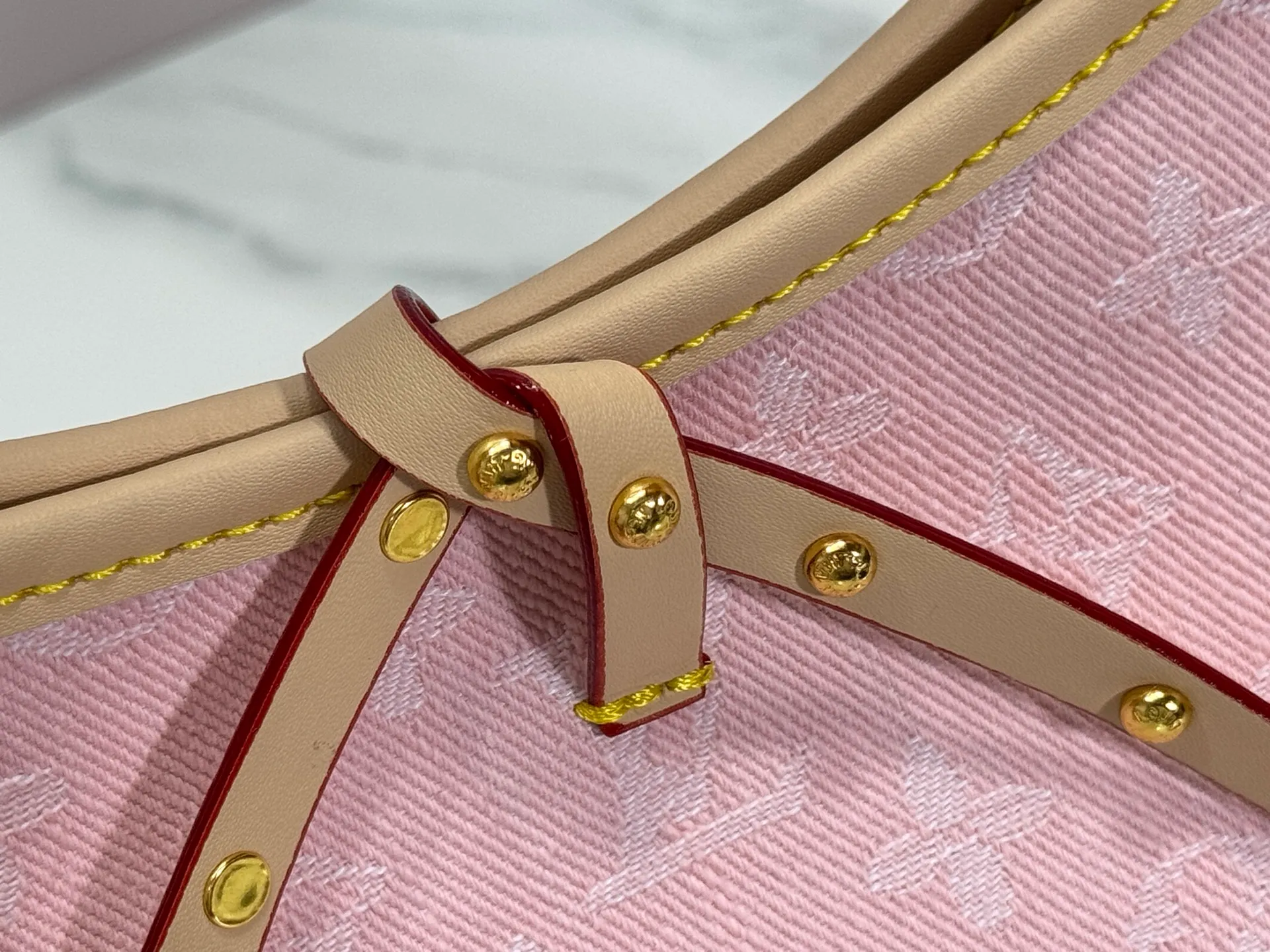 P280 Upgraded original M11462 M46203 Pink Small New (denim denim) CarryAll small handbag is made of Monogram canvas and leather trim, making it a personal companion for urban life. The generous construction has a neat interior and a large interior pocket adds a functional element. Monogram canvas zippered clutch secured with leather strap. Dimensions: 29 x 24 x 12 cm