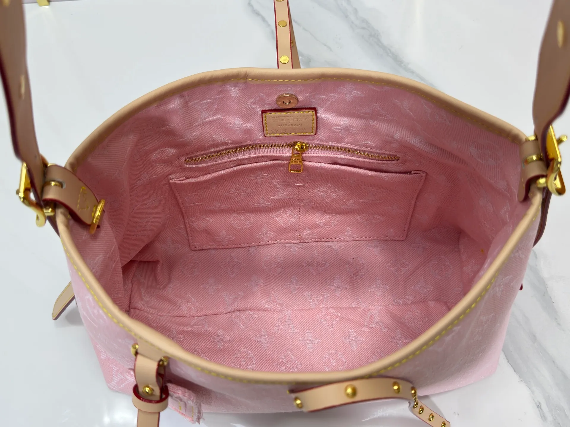 P280 Upgraded original M11462 M46203 Pink Small New (denim denim) CarryAll small handbag is made of Monogram canvas and leather trim, making it a personal companion for urban life. The generous construction has a neat interior and a large interior pocket adds a functional element. Monogram canvas zippered clutch secured with leather strap. Dimensions: 29 x 24 x 12 cm