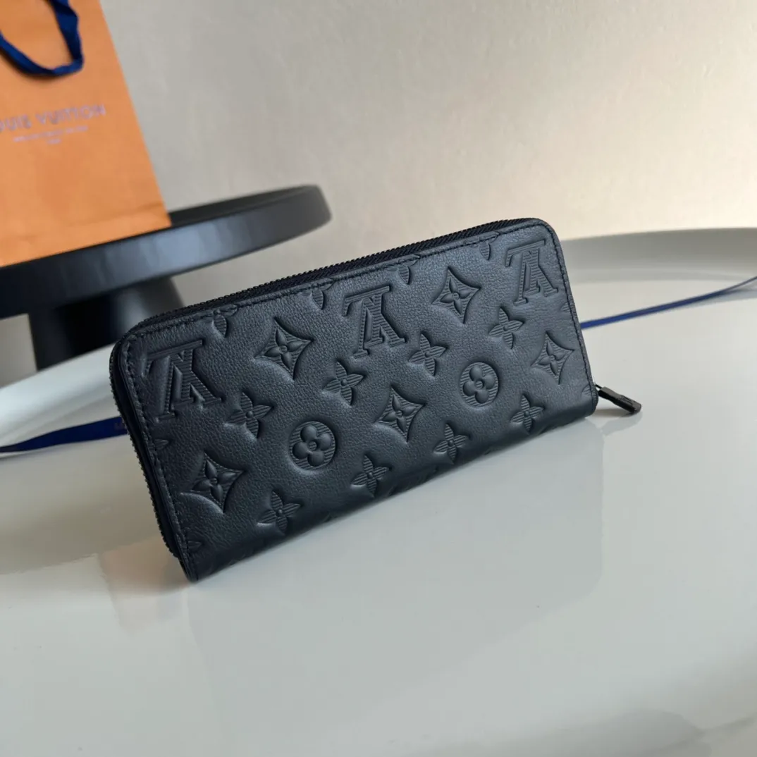 Factory price 440 Top original order M80333 As one of Louis Vuitton's representative works, this Zippy zipper wallet is made of Monogram canvas and is practical. It contains spacious compartments, a zippered coin pocket and multiple credit card slots. Named for its secure wraparound zipper, the wallet is lined with grained leather. Fully functional, it can also be used as a clutch. 19.5 x 10.5 x 2.5 cm (length x height x width)