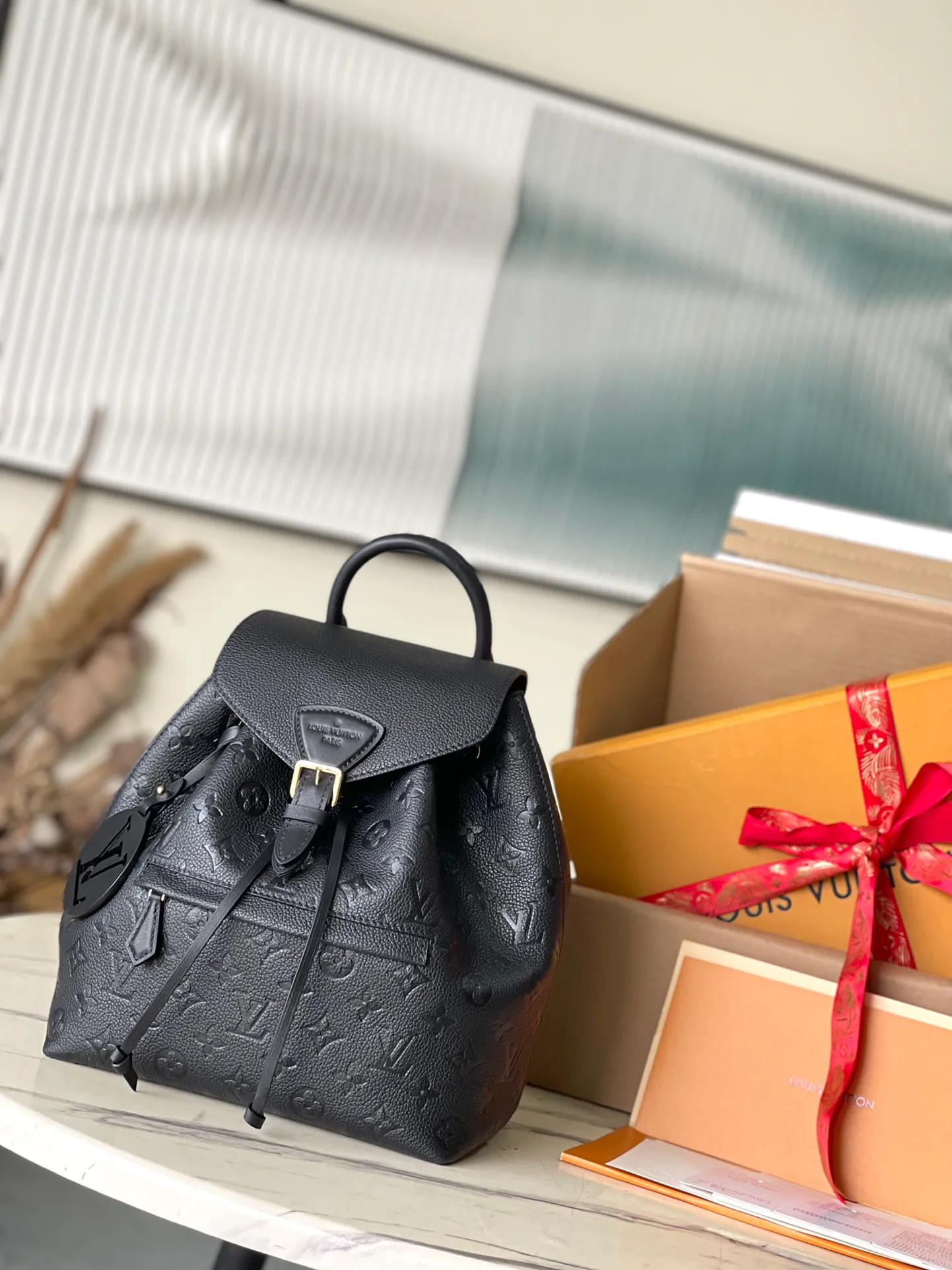💰1140 (top layer leather) top original order M45205 black. Support counter inspection. The photo taken of duty-free goods is consistent with the product without unpacking. This product is an exclusive duty-free product in the market and is the highest-end product. Inspection is supported. This product has passed strict inspection and is flawless. Please wear gloves when touching the product. This product is not returnable or exchangeable. Please confirm the product first and then remove the label on the handle. This product is temporarily not open to the public, only regular customers, and is in short supply. Dimensions: 27.5 x 33 x 14 cm