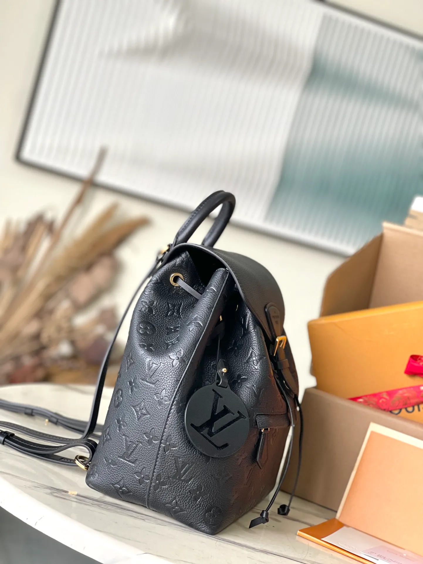 💰1140 (top layer leather) top original order M45205 black. Support counter inspection. The photo taken of duty-free goods is consistent with the product without unpacking. This product is an exclusive duty-free product in the market and is the highest-end product. Inspection is supported. This product has passed strict inspection and is flawless. Please wear gloves when touching the product. This product is not returnable or exchangeable. Please confirm the product first and then remove the label on the handle. This product is temporarily not open to the public, only regular customers, and is in short supply. Dimensions: 27.5 x 33 x 14 cm