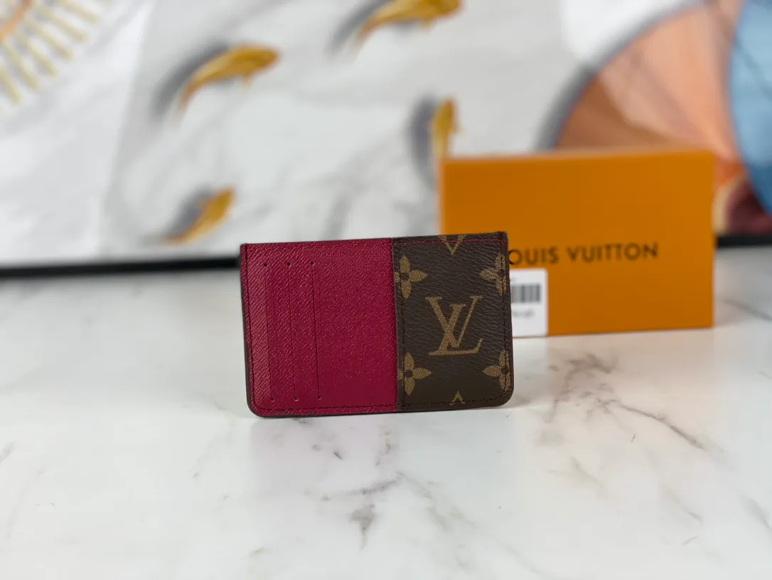 💰90💰M60166👏👏The Neo card holder made of Monogram Macassar canvas is the first choice for carrying important cards. Cowhide leather trim makes the classic Louis Vuitton pattern even more eye-catching. Dimensions: 11.0 x 7.0 x 0.6 cm