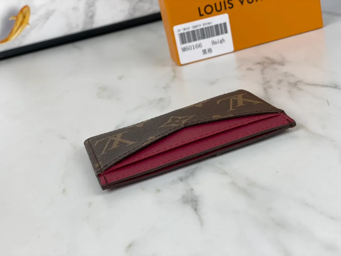 💰90💰M60166👏👏The Neo card holder made of Monogram Macassar canvas is the first choice for carrying important cards. Cowhide leather trim makes the classic Louis Vuitton pattern even more eye-catching. Dimensions: 11.0 x 7.0 x 0.6 cm