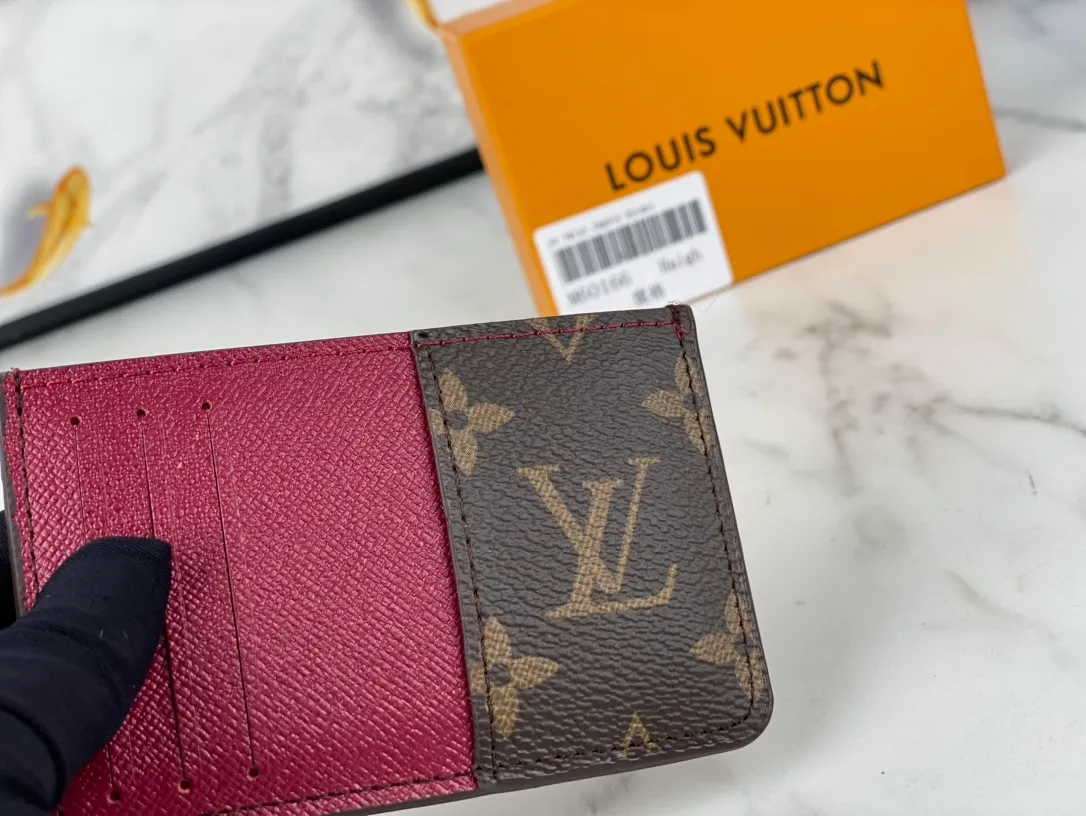 💰90💰M60166👏👏The Neo card holder made of Monogram Macassar canvas is the first choice for carrying important cards. Cowhide leather trim makes the classic Louis Vuitton pattern even more eye-catching. Dimensions: 11.0 x 7.0 x 0.6 cm