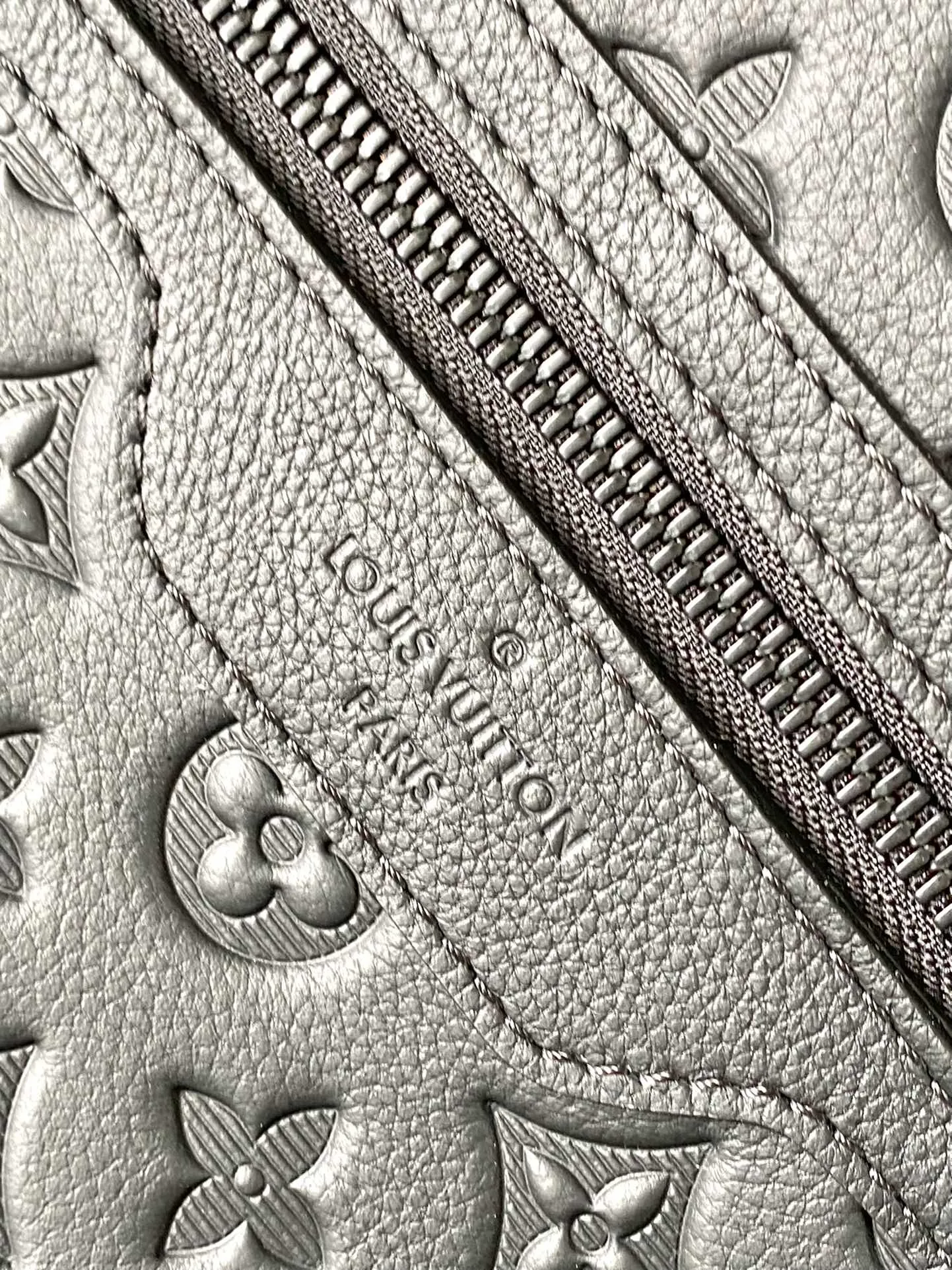 💰1060 (top layer leather) top quality original M24777 full leather. The lightweight structure of this Excursion handbag contains ample space to store laptops, chargers, notepads and other daily needs. The magnetic buckle at the top opens the main compartment, and the zippered outer pocket makes it easy to access frequently used items. It can be carried by hand or on the shoulder. Dimensions: 33 × 37 × 13 cm