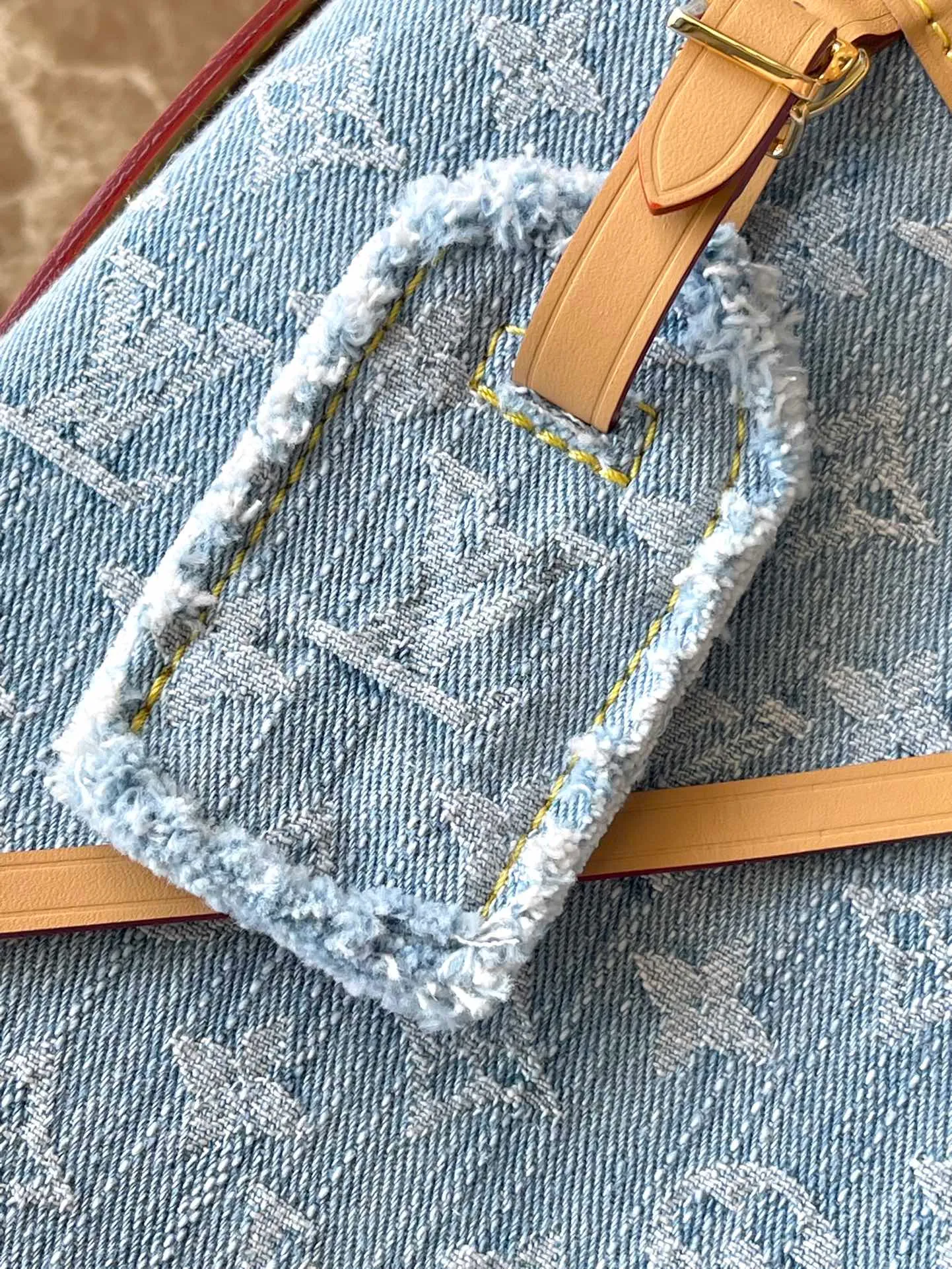 💰1040 Top original order M11462 This small carryall handbag comes from the LV By The Pool Gx series. It is made of Monogram Denim cotton to show the elegance of the sand-washed Monogram pattern. The inner bag and detachable clutch bag are rich in design, and the adjustable shoulder strap allows you to carry it by hand, shoulder or cross-body. Dimensions: 29 × 24 × 12 cm