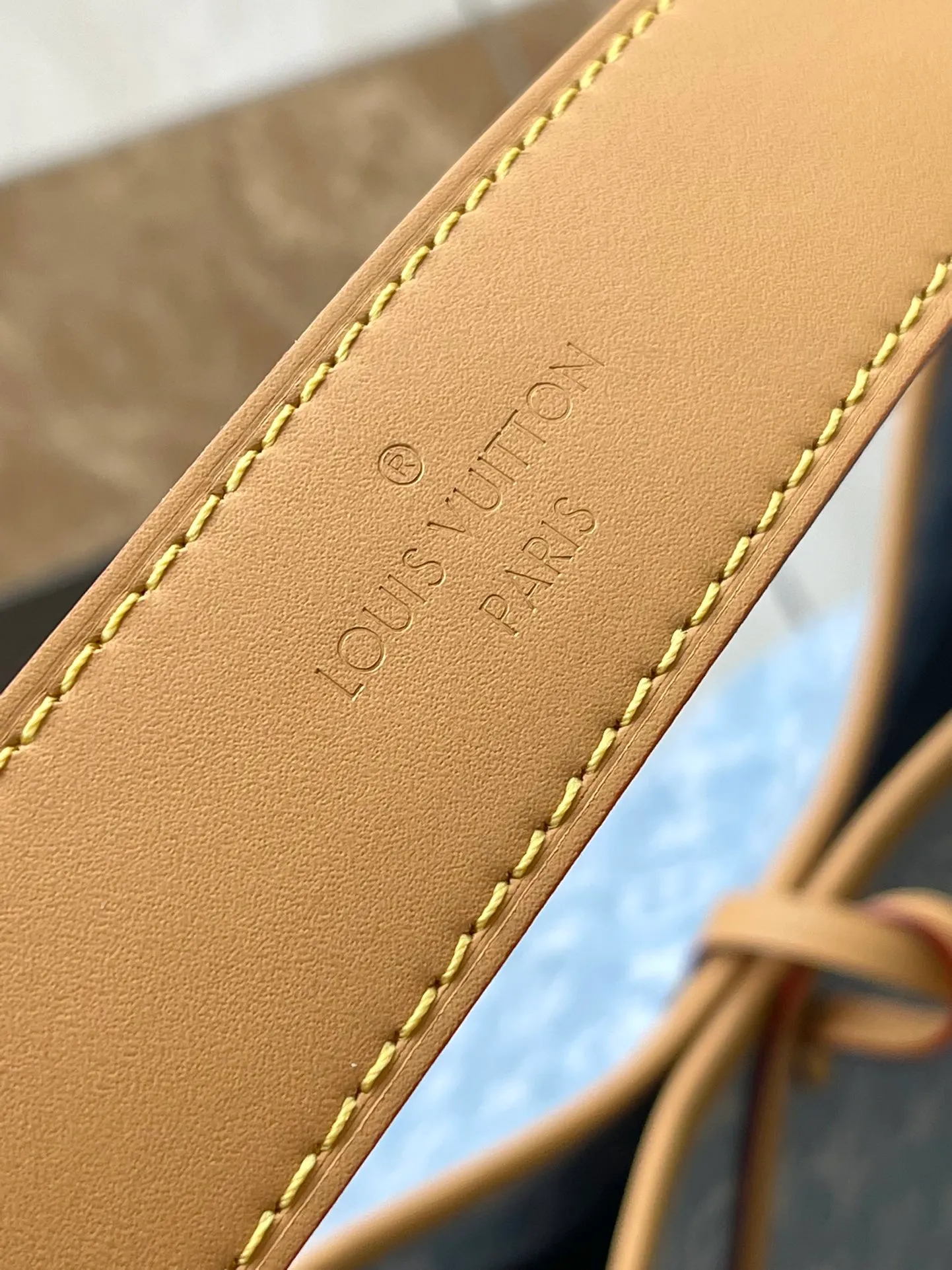 💰1040 Top original order M11462 This small carryall handbag comes from the LV By The Pool Gx series. It is made of Monogram Denim cotton to show the elegance of the sand-washed Monogram pattern. The inner bag and detachable clutch bag are rich in design, and the adjustable shoulder strap allows you to carry it by hand, shoulder or cross-body. Dimensions: 29 × 24 × 12 cm