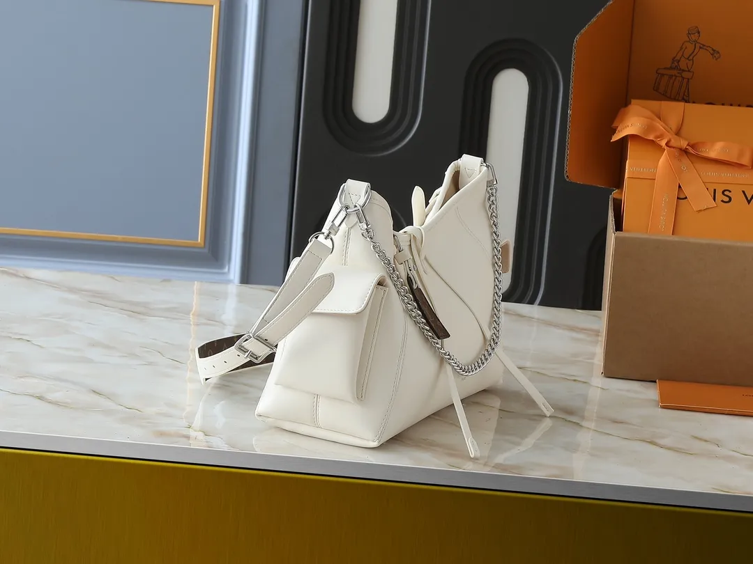 💰260💰Upgraded from the original M25143 M24861 M12583 M12579 M12919 M13105 This small CarryAll Cargo handbag is made of soft sheep leather with a fashionable micro-wrinkle effect, and is paired with polished metal parts and a lazy configuration on a deep background, making it a perfect choice for day and night occasions. The detachable shoulder strap and chain strap allow for a variety of styling possibilities. Dimensions: 23 x 15 x 33.5 cm (H x W x Length)