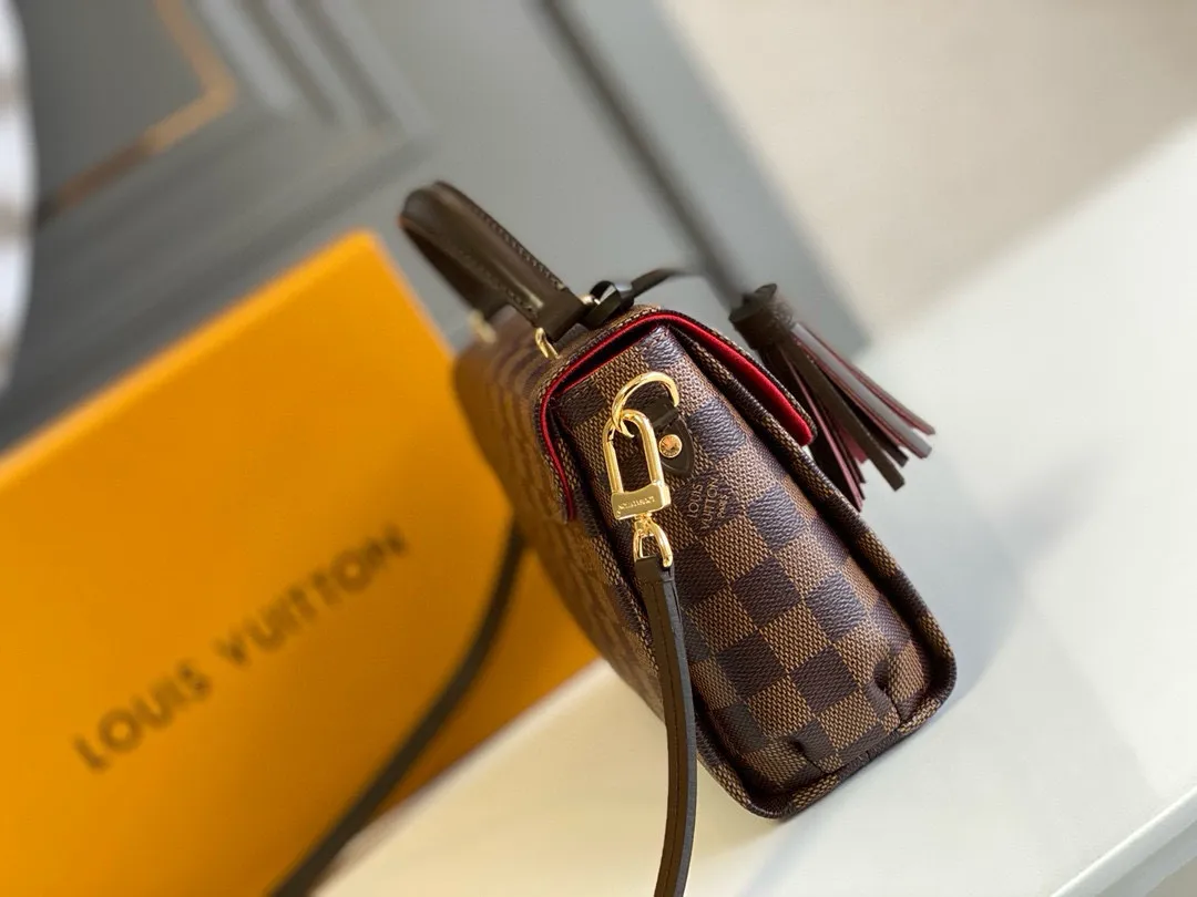 💰800 Top Original N53000 CROISETTE Handbag This compact, fashionable and casual Croisette handbag has exquisite details and complete functions, enough to become your new favorite. Removable tassels add a playful touch to the elegant design. Versatile, it can be handheld, carried on the shoulder, or carried cross-body. Detailed features 25 x 17 x 9.5 cm (Length x Height x Width) Damier Ebene checkerboard canvas exterior Natural cowhide leather trim Gold-tone metal hardware Flap and buckle closure Removable tassel in natural cowhide leather Flat inner pocket Shoulder strap: removable, not adjustable Half-length strap: 56.0 cm Handle: Single handle