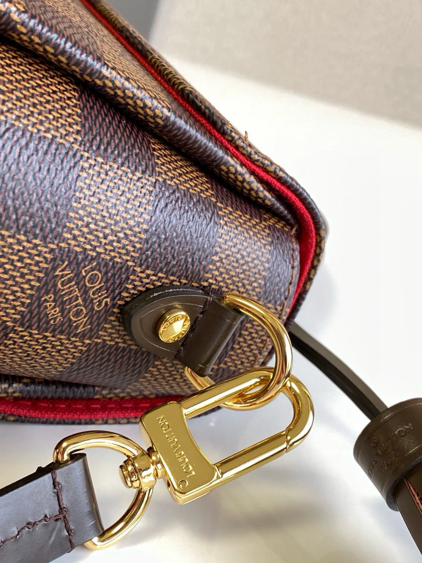 💰800 Top Original N53000 CROISETTE Handbag This compact, fashionable and casual Croisette handbag has exquisite details and complete functions, enough to become your new favorite. Removable tassels add a playful touch to the elegant design. Versatile, it can be handheld, carried on the shoulder, or carried cross-body. Detailed features 25 x 17 x 9.5 cm (Length x Height x Width) Damier Ebene checkerboard canvas exterior Natural cowhide leather trim Gold-tone metal hardware Flap and buckle closure Removable tassel in natural cowhide leather Flat inner pocket Shoulder strap: removable, not adjustable Half-length strap: 56.0 cm Handle: Single handle