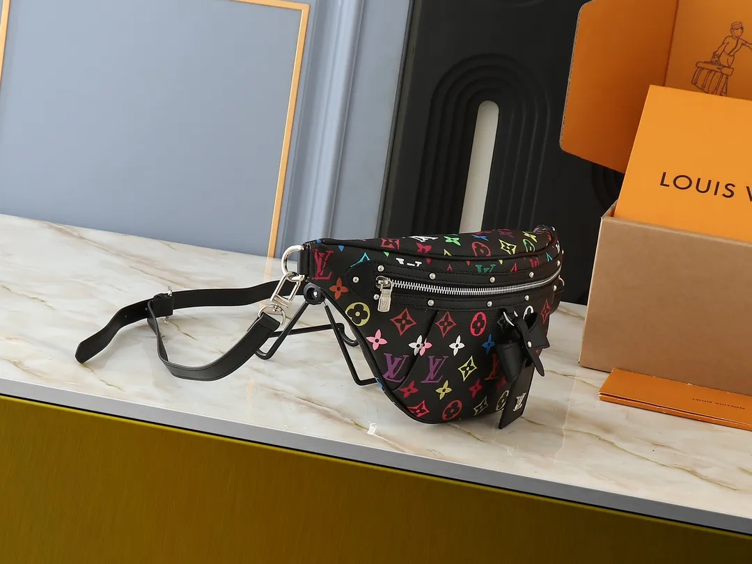 💰260💰Upgraded from the original M13660 [HIGH RISE waist bag] M46784 M43644 (Sancai-Takashi Murakami) High Rise LT waist bag is made of soft Monogram coated canvas to create a close-fitting configuration. The thin design can be placed inside the jacket. The cowhide leather has a detachable name tag and can be tied with a fabric shoulder strap for a sporty look. Dimensions: 16 x 8 x 38 cm