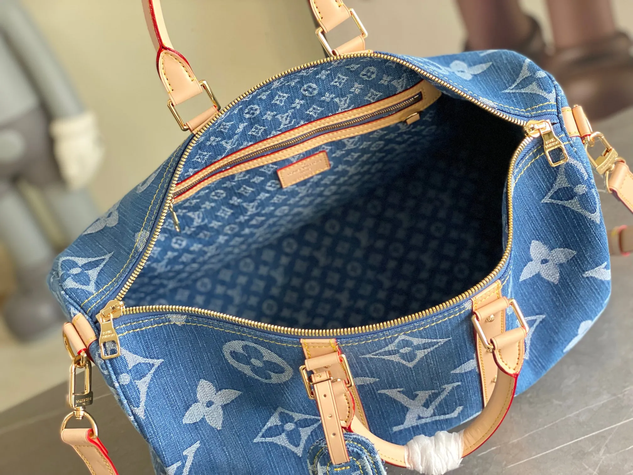 💰1360 Top original transcoding chip M24315 KEEPALL 50 travel bag (with shoulder strap) 50cm, denim series The Keepall series, launched in 1924, is the modern ancestor of handbags. It has a soft texture and a roomy interior. It's made from Monogram canvas and has a double zip closure and a removable name tag. Dimensions: 50 x 29 x 22 cm