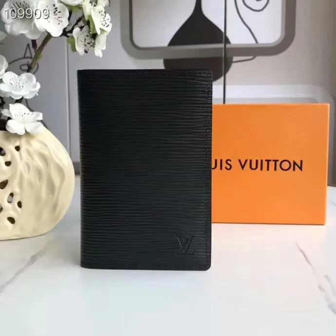 P100lv Wallet Coin Clip M60181 A must-have accessory for modern travelers, this coated canvas passport cover combines fashion and practicality. Equipped with four credit card slots and two convenient pockets for quick access to your passport. Dimensions: 10.0 x 14.0 x 2.5 cm ~