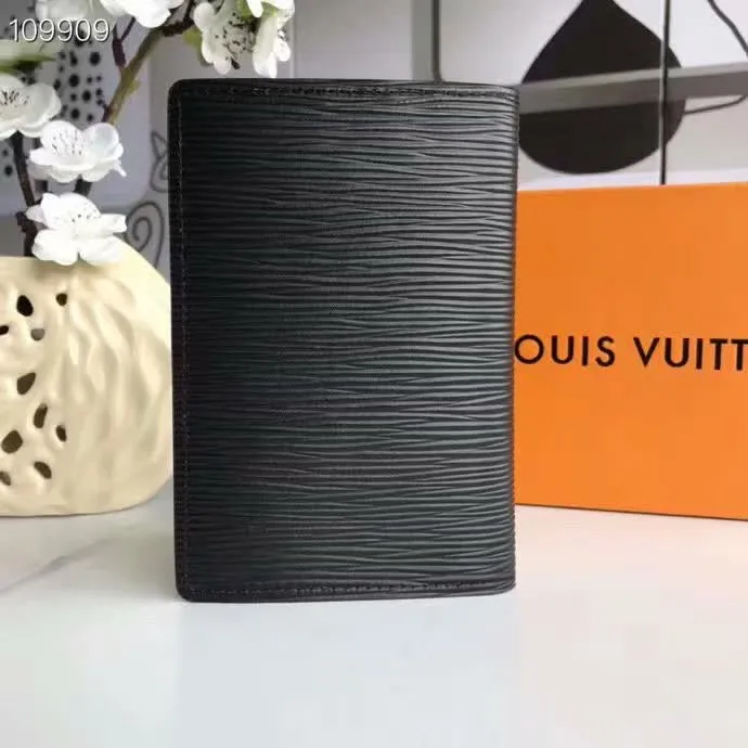 P100lv Wallet Coin Clip M60181 A must-have accessory for modern travelers, this coated canvas passport cover combines fashion and practicality. Equipped with four credit card slots and two convenient pockets for quick access to your passport. Dimensions: 10.0 x 14.0 x 2.5 cm ~