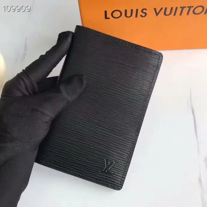 P100lv Wallet Coin Clip M60181 A must-have accessory for modern travelers, this coated canvas passport cover combines fashion and practicality. Equipped with four credit card slots and two convenient pockets for quick access to your passport. Dimensions: 10.0 x 14.0 x 2.5 cm ~