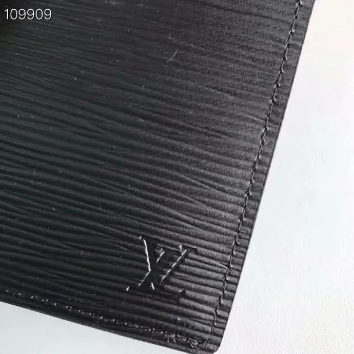 P100lv Wallet Coin Clip M60181 A must-have accessory for modern travelers, this coated canvas passport cover combines fashion and practicality. Equipped with four credit card slots and two convenient pockets for quick access to your passport. Dimensions: 10.0 x 14.0 x 2.5 cm ~