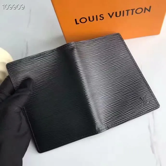 P100lv Wallet Coin Clip M60181 A must-have accessory for modern travelers, this coated canvas passport cover combines fashion and practicality. Equipped with four credit card slots and two convenient pockets for quick access to your passport. Dimensions: 10.0 x 14.0 x 2.5 cm ~