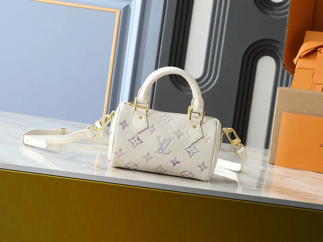 💰200💰Upgraded from the original M25591 M81085, this Nano Speedy handbag is dyed in elegant and dreamy colors in the new season, which can easily brighten up various looks. The classic Monogram Empreinte leather bag is paired with metal parts. The ample interior can accommodate daily necessities such as a short wallet, and the detachable shoulder strap allows for multiple carrying methods. Dimensions: 16.0 x 10.0 x 7.5 cm (length x height x width)