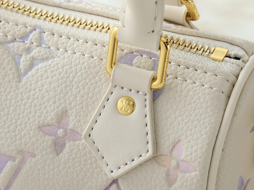 💰200💰Upgraded from the original M25591 M81085, this Nano Speedy handbag is dyed in elegant and dreamy colors in the new season, which can easily brighten up various looks. The classic Monogram Empreinte leather bag is paired with metal parts. The ample interior can accommodate daily necessities such as a short wallet, and the detachable shoulder strap allows for multiple carrying methods. Dimensions: 16.0 x 10.0 x 7.5 cm (length x height x width)