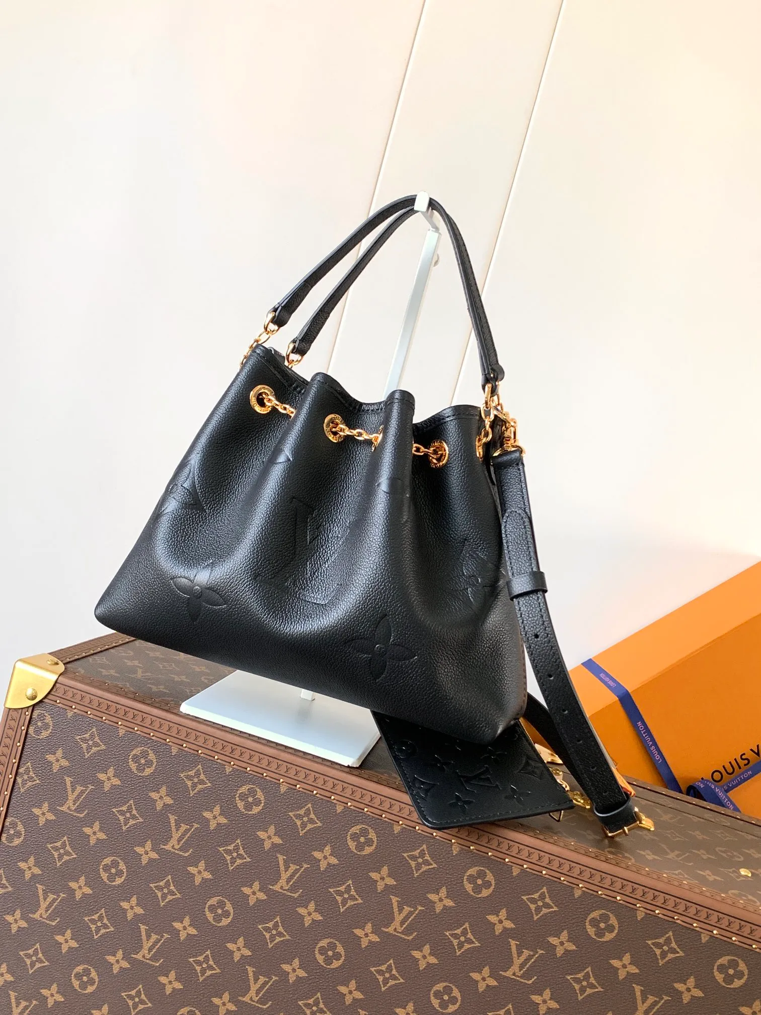 💰1200 (top layer leather) top original order M25453 apricot M47209 black M46492 pink M25452 white This Summer Bundle handbag is from the Dégradé series. The new drawstring design adds a summer atmosphere. The Monogram Empreinte embossed leather bag features a gradient tone to brighten any seasonal look. The double handles and detachable cross-body strap provide a variety of stylish carrying options, making it a great companion for travel day and night. 28.0 x 20.0 x 11.5 cm (Length x Height x Width) • Embossed soft cow leather • Cow leather trim • Microfiber • Metal hardware • Removable zipper bag • Strap: removable, adjustable • Strap dro cm • Strap drop max: 58.0 cm • Handle: Double handle