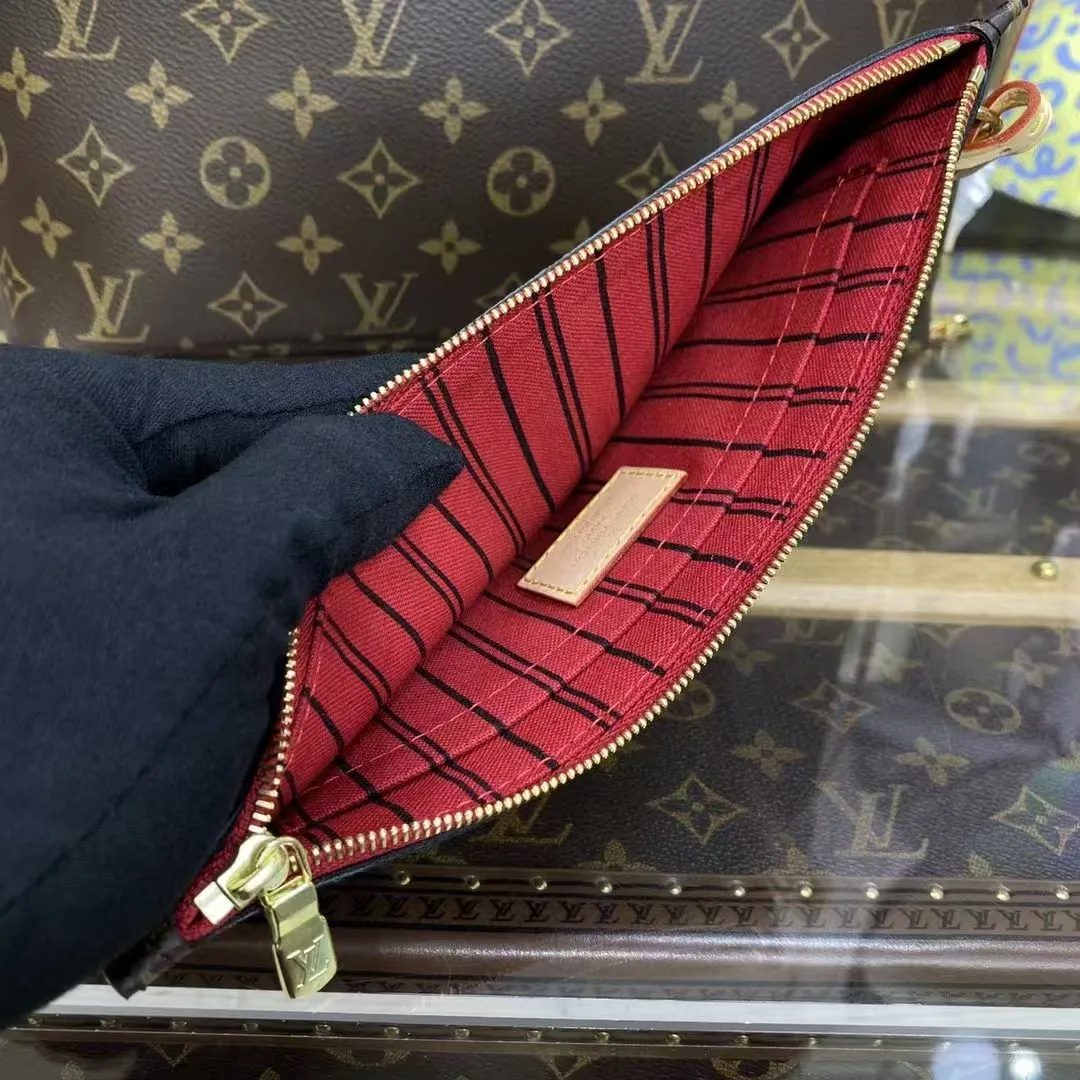 P230💰M40995 Apricot M41177 Bloom M41178 Presbyopia Rose M50366 Pollen N41358 Non-Red N41603 Non-Pink N41631 White Apricot N41605 White Pink NEVERFULL Medium Handbag Neverfull classic handbag, explore the exquisite details inside the bag. The redesigned interior pockets feature a fresh fabric lining, especially the detachable zippered clutch, which can be used alone as a sophisticated clutch or as an additional pocket. Bright lining tones add a more lively feel to Monogram's classic canvas. Detailed features 31 x 28 x 14 cm (Length x Height x Width) Redesigned interior pocket with details inspired by the Louis Vuitton archives Pocket lined with linen fabric Removable zipped clutch with tonal interior pocket Natural cowhide leather trim Shiny gold-tone hardware Handles: Double handle