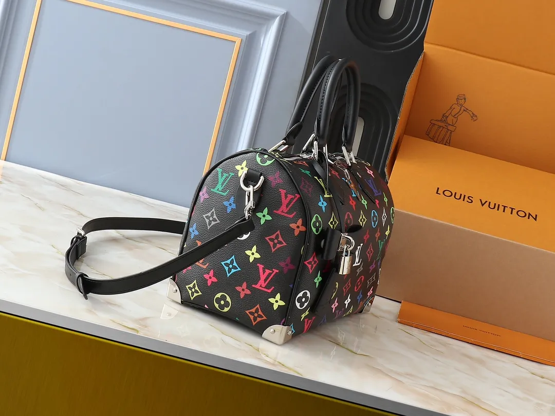 💰280💰Upgraded original M13805 M13257 M40390 lv Murakami Takashi co-branded NANOSPEEDY handbag This Nano Speedy handbag combines Monogram canvas and cow leather trim printing, with 33 colorful colors to interpret white tricolor and black tricolor. It has been launched in twelve sections and is very popular around the world and is loved by celebrities and celebrities. 25.0 x 19.0 x 15.0 cm
