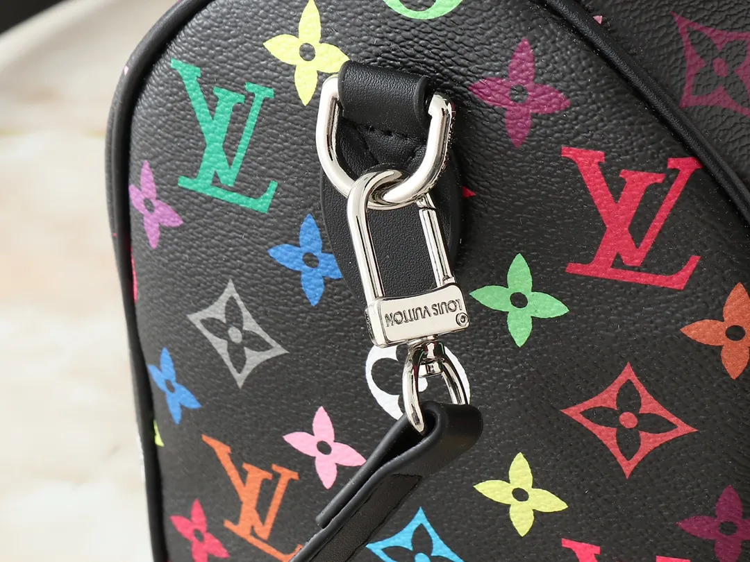 💰280💰Upgraded original M13805 M13257 M40390 lv Murakami Takashi co-branded NANOSPEEDY handbag This Nano Speedy handbag combines Monogram canvas and cow leather trim printing, with 33 colorful colors to interpret white tricolor and black tricolor. It has been launched in twelve sections and is very popular around the world and is loved by celebrities and celebrities. 25.0 x 19.0 x 15.0 cm