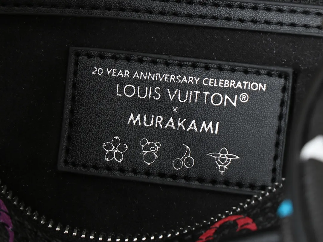 💰280💰Upgraded original M13805 M13257 M40390 lv Murakami Takashi co-branded NANOSPEEDY handbag This Nano Speedy handbag combines Monogram canvas and cow leather trim printing, with 33 colorful colors to interpret white tricolor and black tricolor. It has been launched in twelve sections and is very popular around the world and is loved by celebrities and celebrities. 25.0 x 19.0 x 15.0 cm