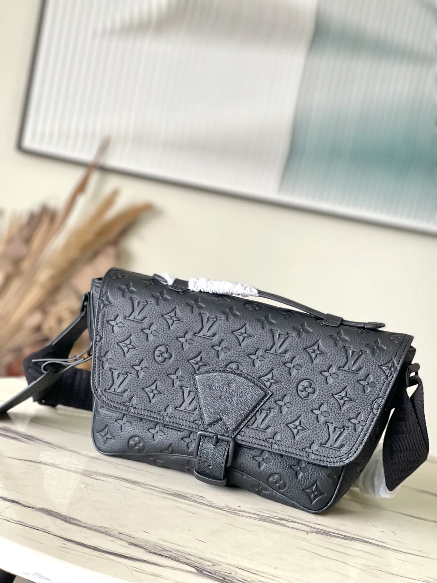 💰1060 (top layer leather) top original M46685 full leather Montsouris messenger bag is made of Monogram Eclipse canvas, with a modern configuration and ample space. Pockets and compartments provide easy access to everything you need on the go, and the fabric shoulder straps and archive buckle add to the brand's style. Dimensions: 34 x 19 x 11 cm