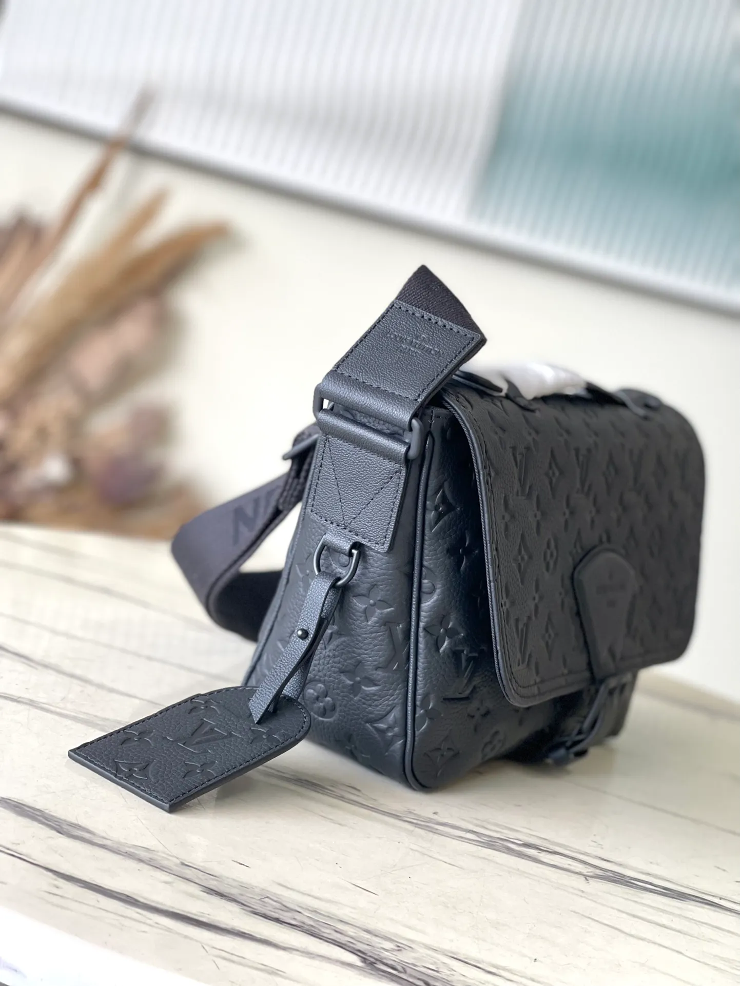 💰1060 (top layer leather) top original M46685 full leather Montsouris messenger bag is made of Monogram Eclipse canvas, with a modern configuration and ample space. Pockets and compartments provide easy access to everything you need on the go, and the fabric shoulder straps and archive buckle add to the brand's style. Dimensions: 34 x 19 x 11 cm